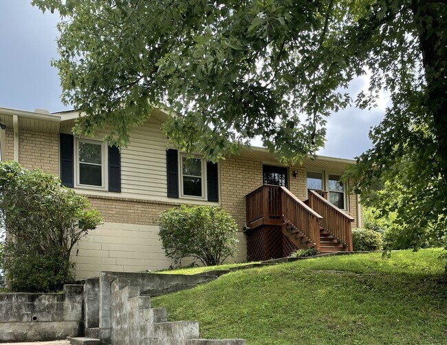 Building Photo - Excellent 3 Bedroom Home Minutes from Down...