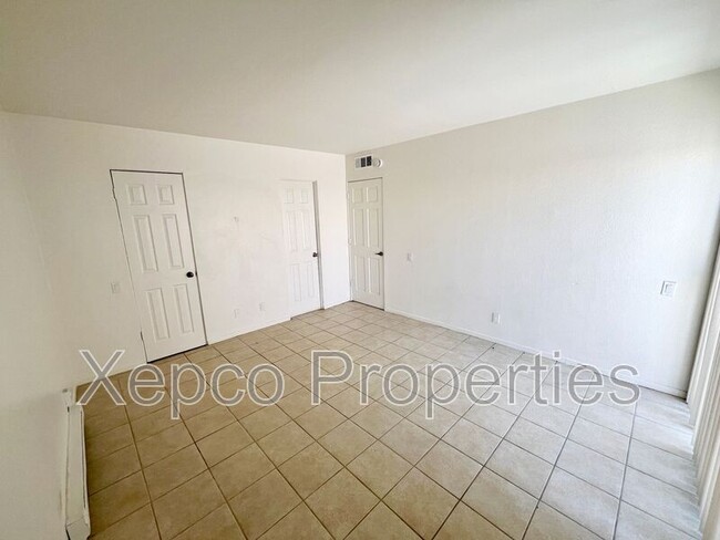 Building Photo - 555 E Cottonwood Rd