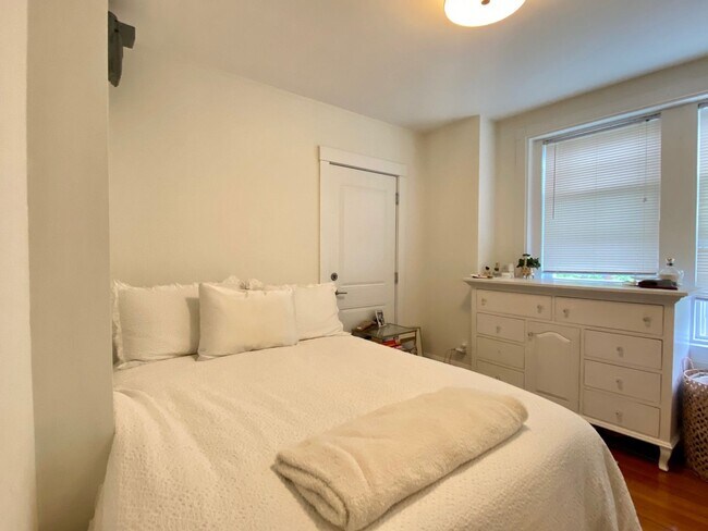 Building Photo - Nicely renovated 2 bed in Brookline.
