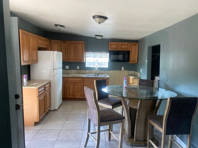 Building Photo - 40094 Sunset Ln