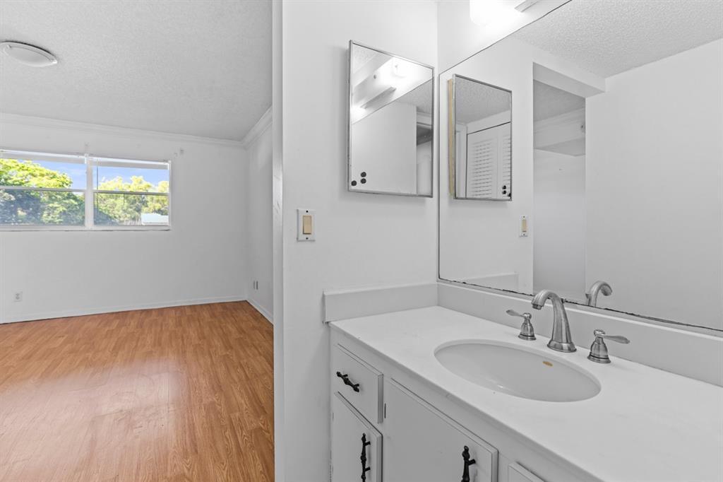 Building Photo - 6075 N Sabal Palm Blvd