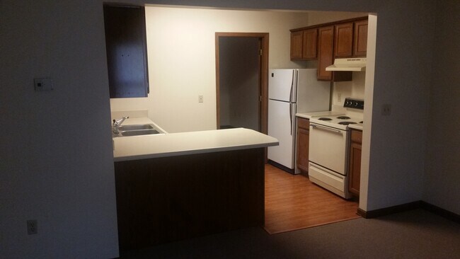 Building Photo - 100 Maple Hill Dr