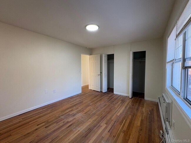 Building Photo - 2103 Barclay Manor