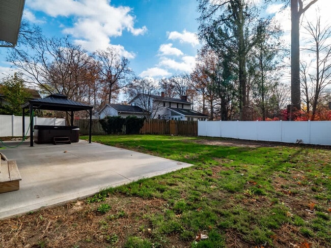 Building Photo - 4861 Pineview Dr