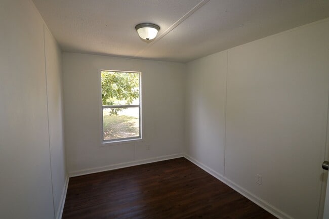 Building Photo - Newly Renovated Home
