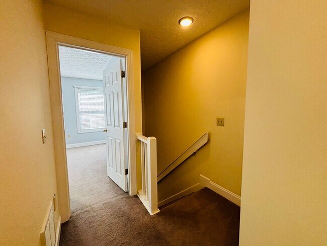 Building Photo - 3 Bedroom 2.5 Bath Townhouse