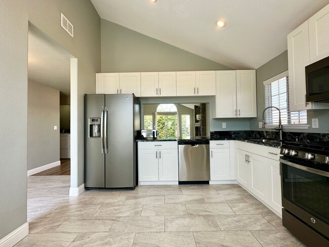 Building Photo - Bright & Spacious 3 Bed / 2 Bath - Gorgeou...