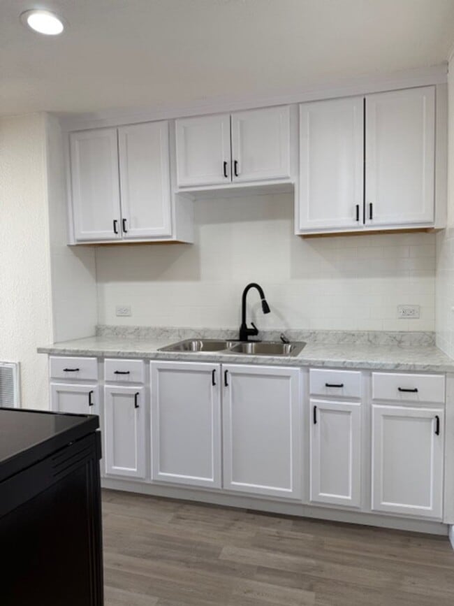 Building Photo - 1005 N 3rd St