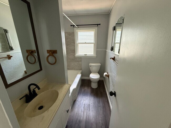 Building Photo - Spacious 2 Bedroom, 2 Bath Home with Bonus Space and a Single Car Garage