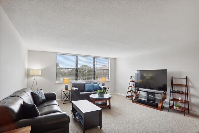 Building Photo - 2965 Pharr Court South NW