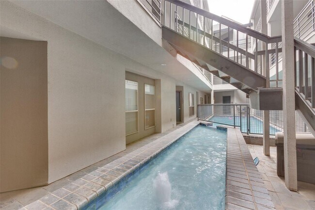 Building Photo - Newly Renovated Two Bedroom Condo in Oak Lawn