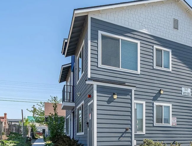 Building Photo - **Nearly new 1-Bedroom Midtown Apartment f...