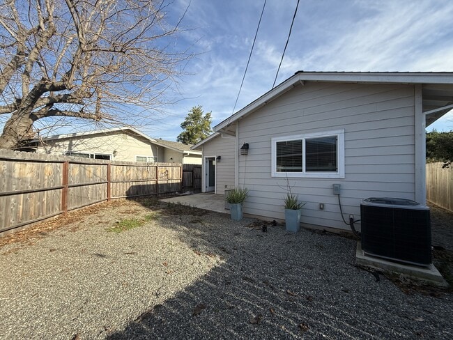 Building Photo - 1472 Hooker Oak Ave