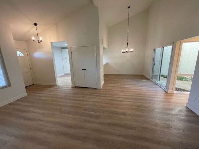 Building Photo - Thousand Oaks Totally Remodeled 3 Bed 2 Full Bath
