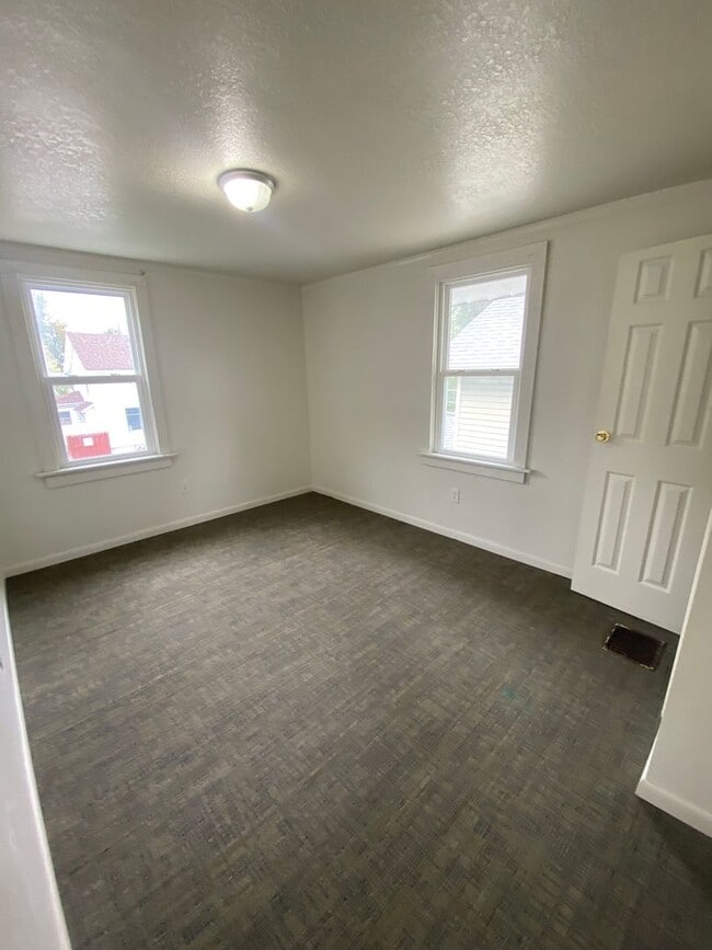 Building Photo - Nice property on Fox!