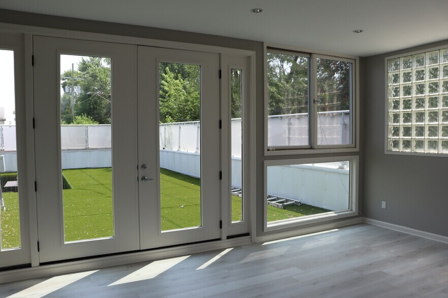 Sunroom view to Terrace - 615 W 9 Mile Rd