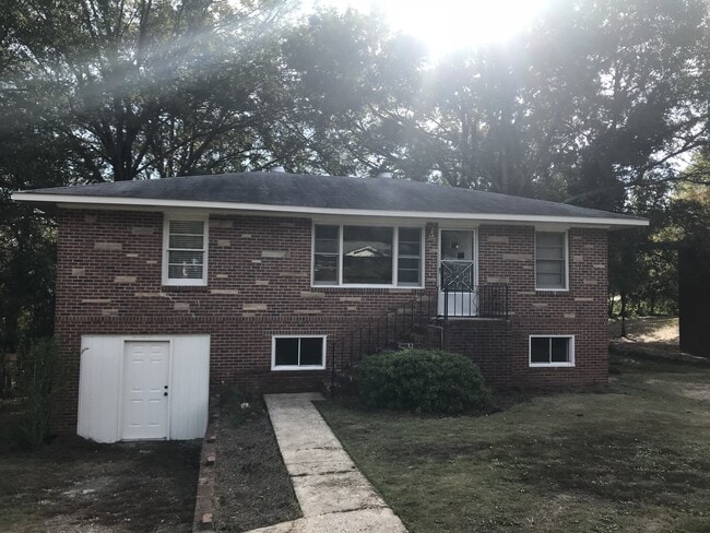 Primary Photo - **AVAILABLE NOW**Nice 4 Bedroom / 1 Bathro...