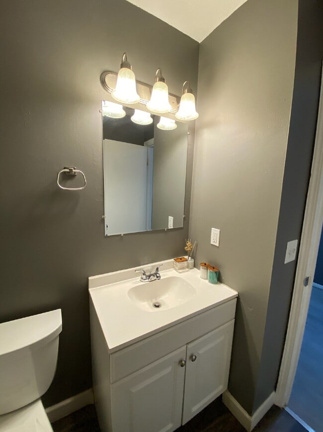 Building Photo - "Charming & Convenient Living: Spacious 2-Bedroom Duplex with 1.5 Baths on Schuetzen Ln, Davenport"