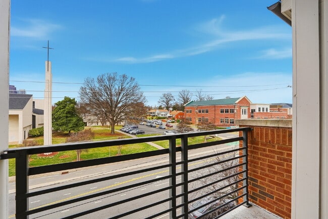 Building Photo - Modern Multi-Level 2BR Retreat with Garage Near Uptown Charlotte