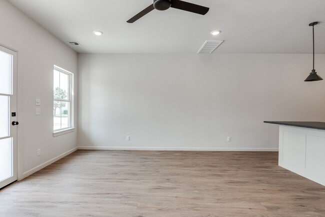 Building Photo - Urban living in Edmond