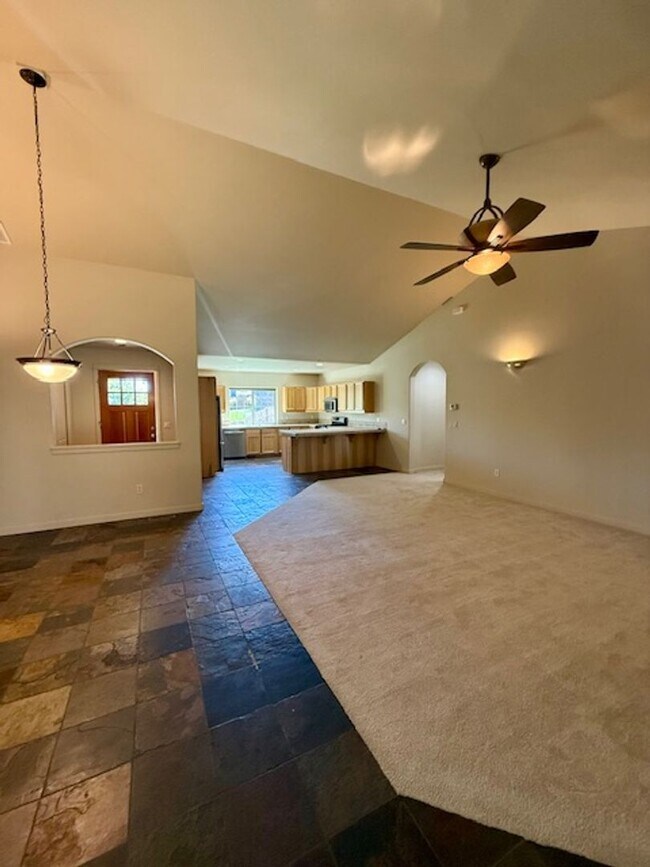 Building Photo - Charming 3 Bedroom Single-Level Home in Ba...