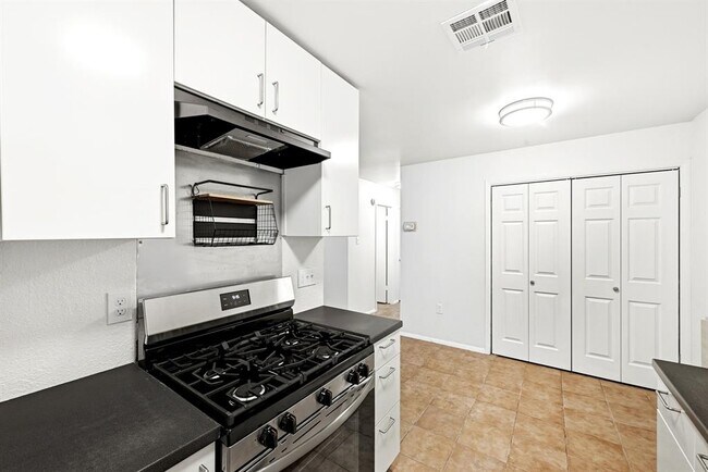 Building Photo - 910 Bret Ln