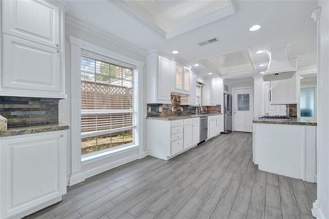 Building Photo - 15611 Rolling Timbers Dr
