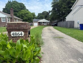 Building Photo - ***Tucked away 3 bed 2 bath Brick ranch ne...