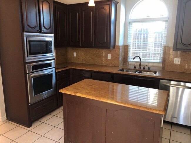 Building Photo - 5 Bedrooms in Richardson!