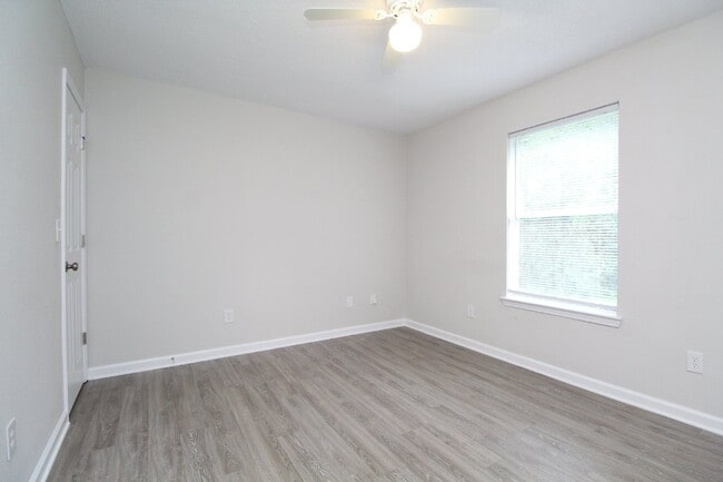 Building Photo - Updated 3/2 Brick Duplex in Northwest Pens...
