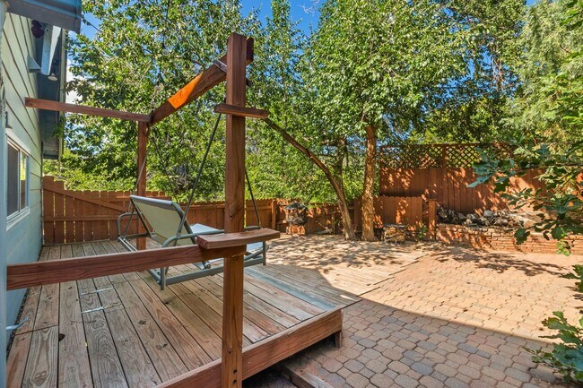 Building Photo - 135 S Path