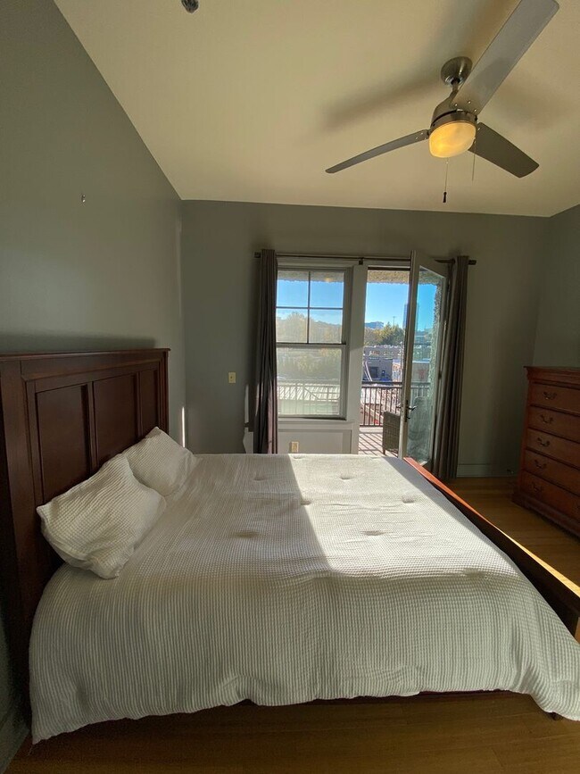 Building Photo - Downtown - Modern Condo minutes from the c...