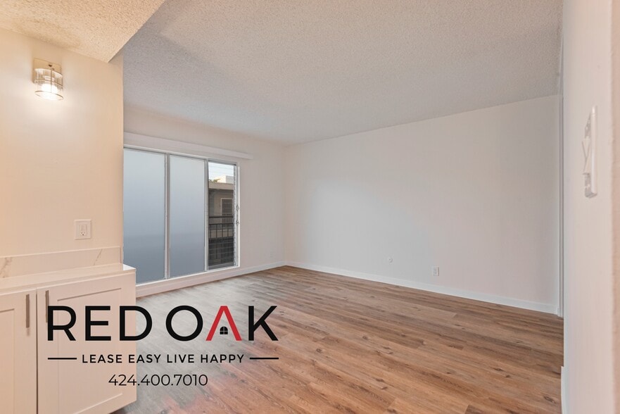 Building Photo - 511 N Kenmore Ave