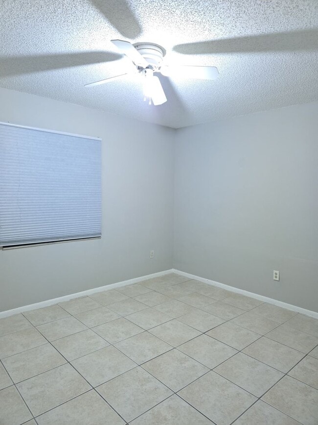 Building Photo - 2 bedroom + loft, 2 bathroom townhome near UCF