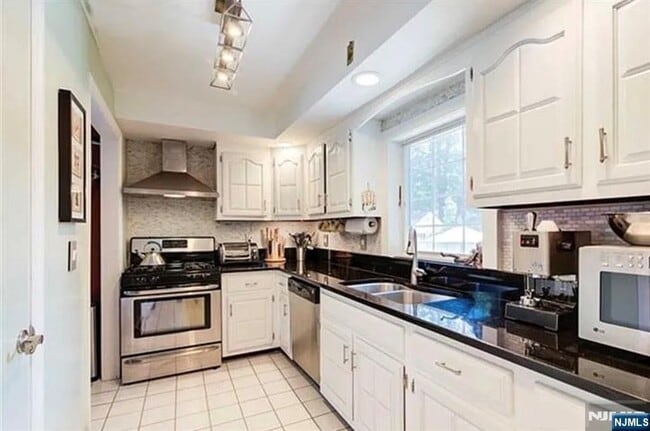 Building Photo - 112 Tenafly Rd