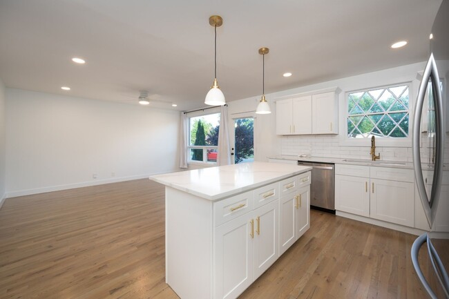 Building Photo - **ABSOLUTELY STUNNING TOP-TO-BOTTOM RENOVA...
