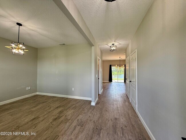 Building Photo - 2200 Pebble Point Dr