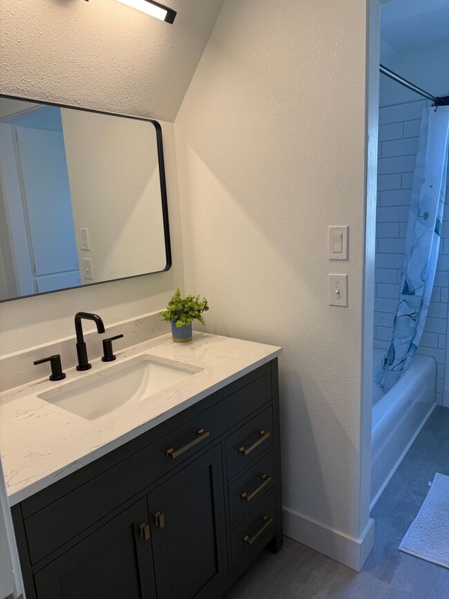 Building Photo - Beautiful 4 bed 3 bath