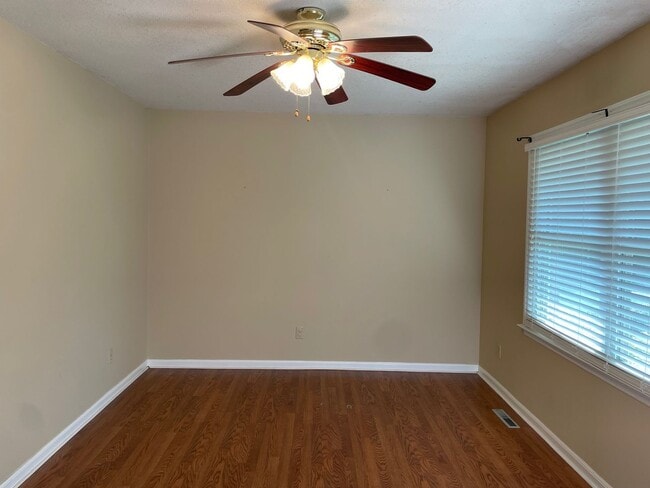 Building Photo - 3 BED, 2 BATH BRICK HOME LOCATED IN COUNTR...