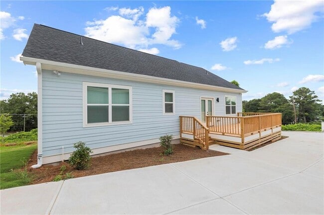 Building Photo - 129 Hilltop Dr SW