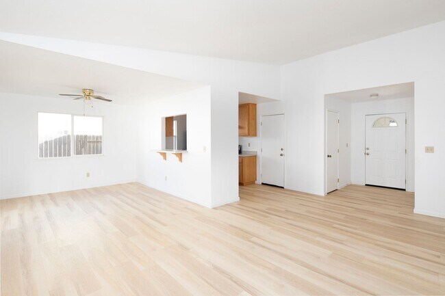 Building Photo - Lovely 3 Bedroom Home in Beautiful Los Alamos!