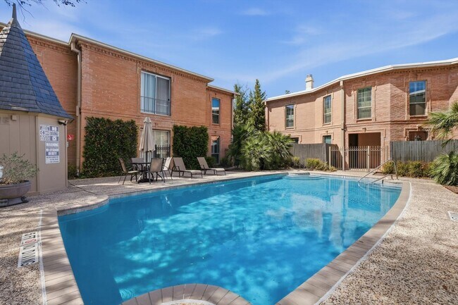 Building Photo - Classic 1/1 in Alamo Heights