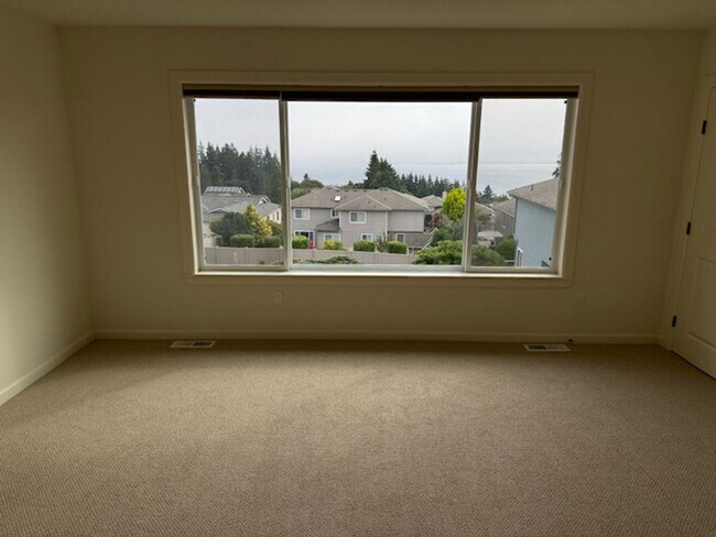 Building Photo - UPDATED CHAFFEY 4 BEDROOOM KINGSTON HOME FOR RENT WITH GREAT VIEWS!
