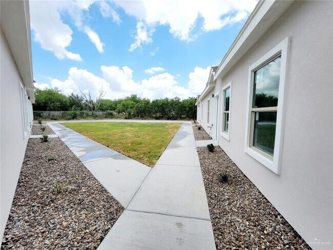 Building Photo - 13 Rosemary Dr