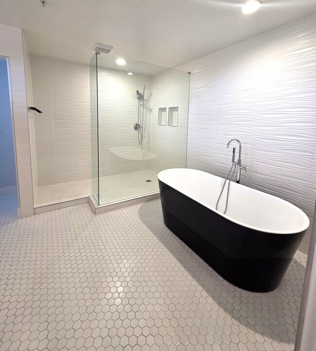 Building Photo - Stunning Resort style Home 5-bedroom Pool/Spa