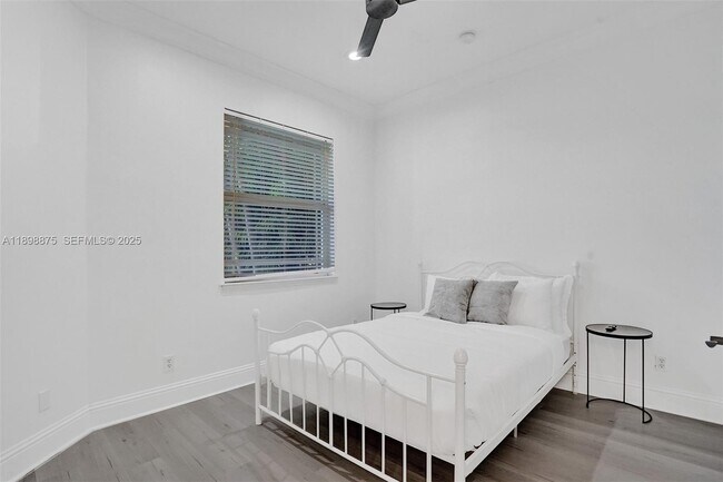 Building Photo - 1207 SW 21st St