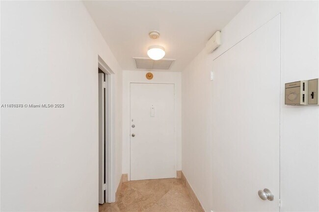 Building Photo - 1408 Brickell Bay Dr