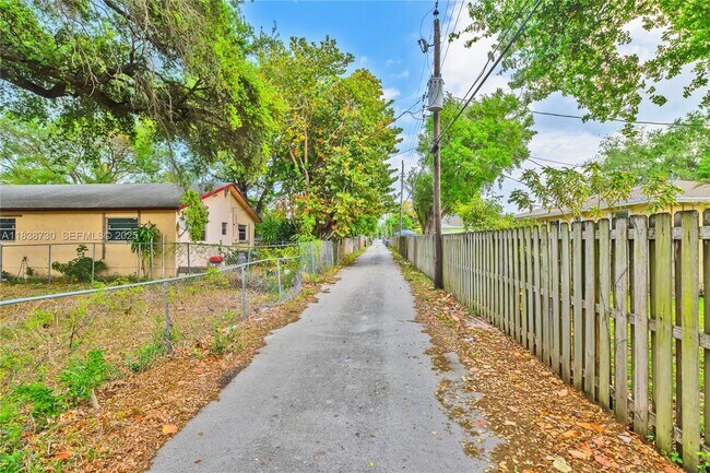 Building Photo - 2243 Greene St.