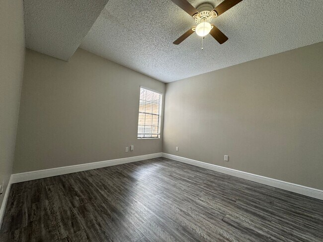 Building Photo - 2/1 Condo in Gated Lakefront Altamonte Com...