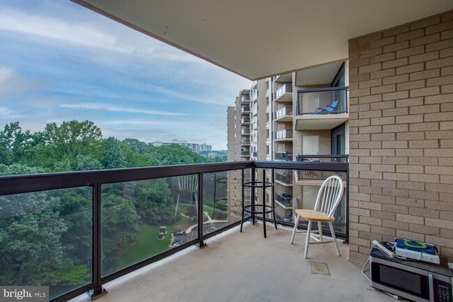 Building Photo - 203 Yoakum Pkwy